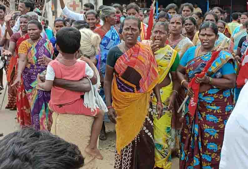 ஆலங்குடியில் டாஸ்மாக் கடைகளுக்கு  பூட்டு போடும் போராட்டம் ஆதரவு தெரிவித்து அனைத்து கடைகளும் அடைக்கப்பட்டன