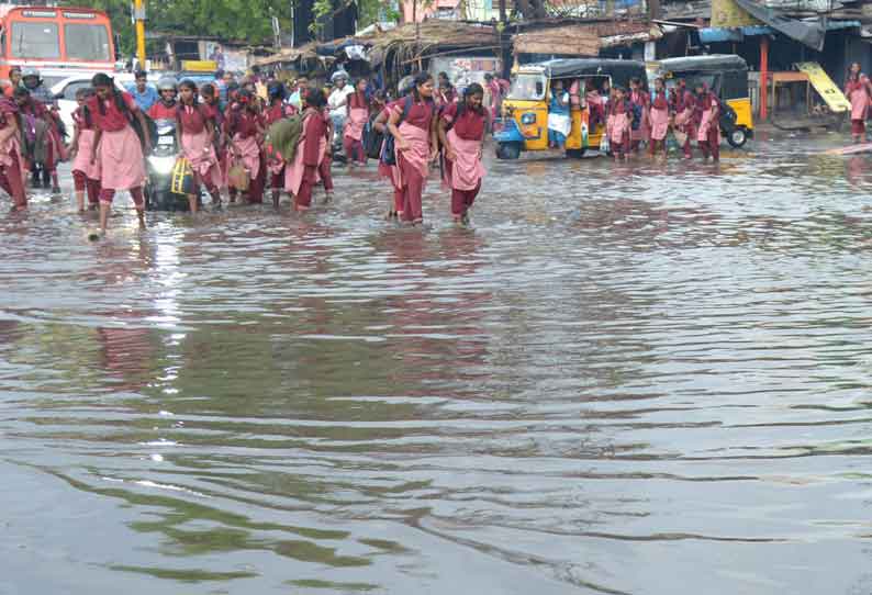 பலத்த காற்றுடன் கொட்டி தீர்த்த கோடைமழை