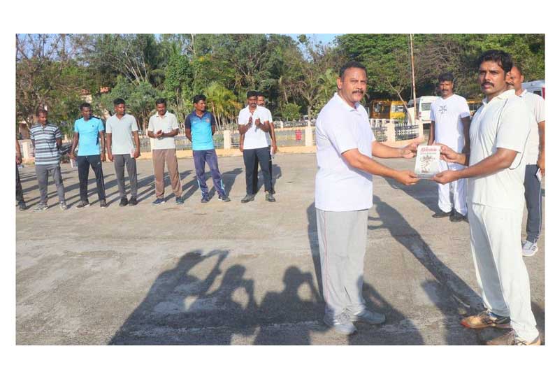 சிதம்பரத்தில் போலீஸ்காரர்களுக்கான மாரத்தான் போட்டி போலீஸ் சூப்பிரண்டு சக்தி கணேசன் தொடங்கி வைத்தார்