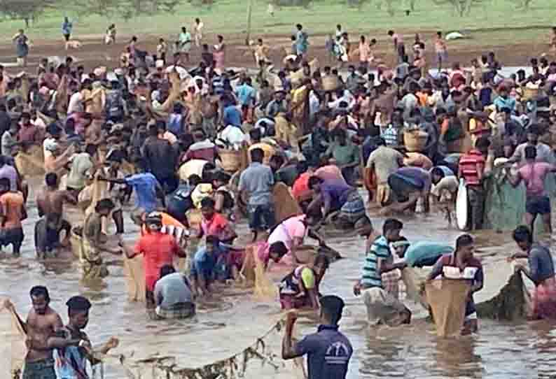 விராமதி, ஜெயங்கொண்டநிலையில் மீன்பிடி திருவிழாவில் மீன்களை பிடித்து மகிழ்ந்த கிராமத்தினர்