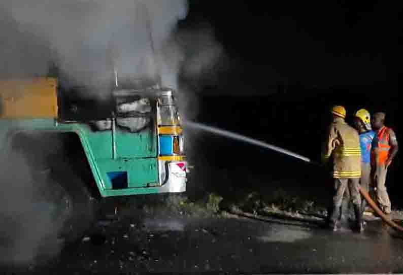 கரூர் அருகே தனியார் ஒப்பந்ததாரரின் லாரிக்கு தீவைப்பு