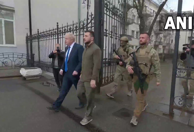 உக்ரைனுக்கு திடீர் பயணம் மேற்கொண்ட பிரிட்டன் பிரதமர்.. கீவ் நகரின் தெருக்களில் நடைபயணம்!