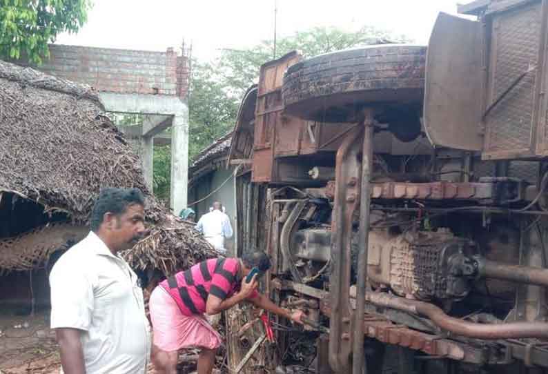 வேளாங்கண்ணி அருகே வீடுகள் மீது மோதி  ஆம்னி பஸ் கவிழ்ந்தது; சிறுமி பலி