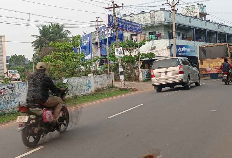 கூத்தாநல்லூர் நகராட்சி அலுவலகம் எதிரே வேகத்தடை அமைக்கப்படுமா?