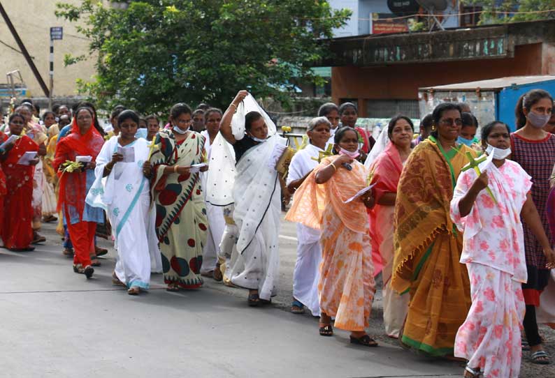 கிறிஸ்தவர்கள் குருத்தோலை ஏந்தி பவனி