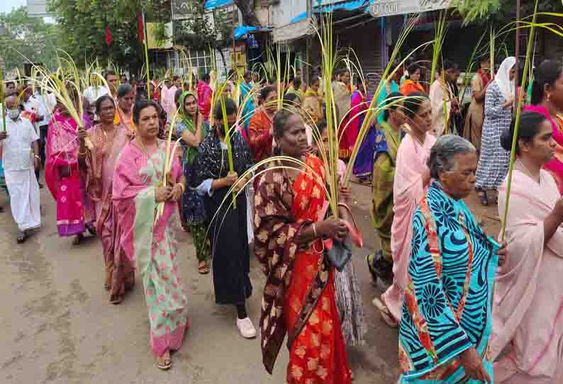 குருத்தோலையுடன் ஊர்வலம்