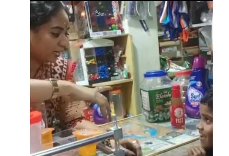 மளிகை கடையில் சிறுவனோடு விளையாடும் அமைச்சர்