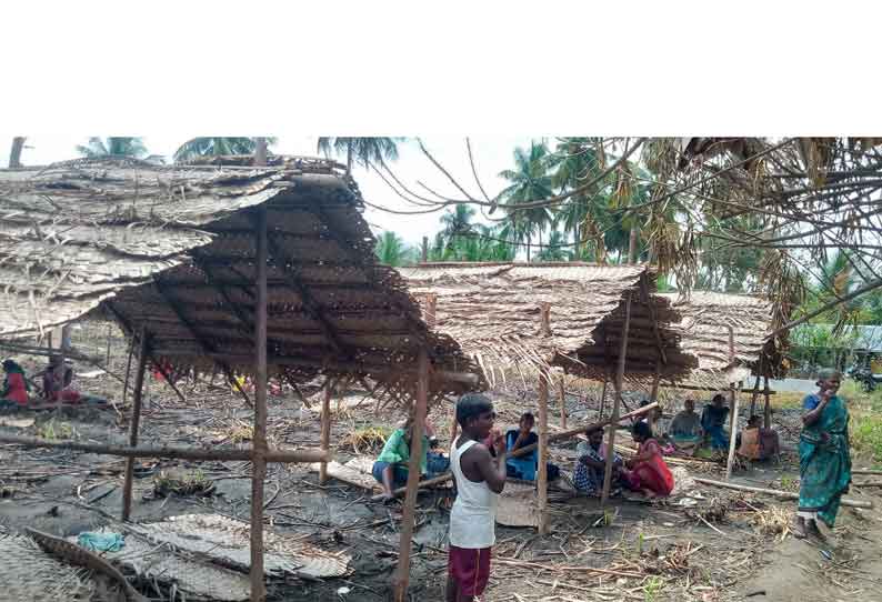 கோவில் நிலத்தில் குடிசை அமைத்த கிராம மக்கள்