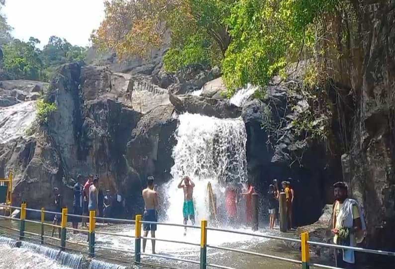 நீர்வரத்து குறைந்ததால் மணிமுத்தாறு அருவியில் சுற்றுலா பயணிகள் குளிக்க அனுமதி