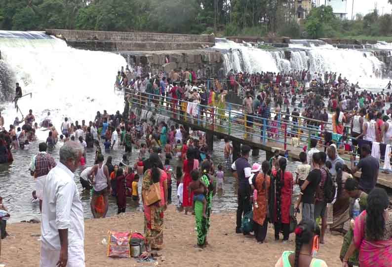 கொடிவேரி அணையில் குவிந்த சுற்றுலா பயணிகள்; ஆர்ப்பரித்து கொட்டிய தண்ணீரில் குளித்து மகிழ்ந்தனர்