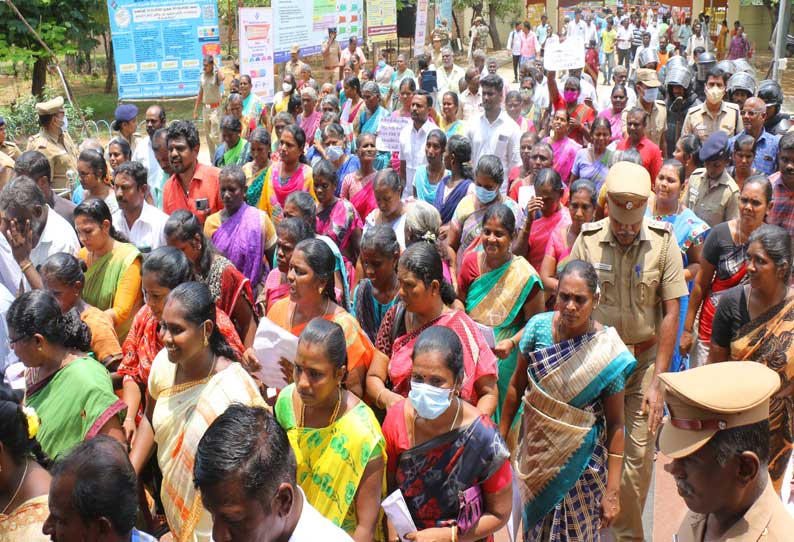 தூத்துக்குடி கலெக்டர் அலுவலகம் முன்பு ஸ்டெர்லைட் எதிர்ப்பு மக்கள் கூட்டமைப்பினர் திடீர் தர்ணா