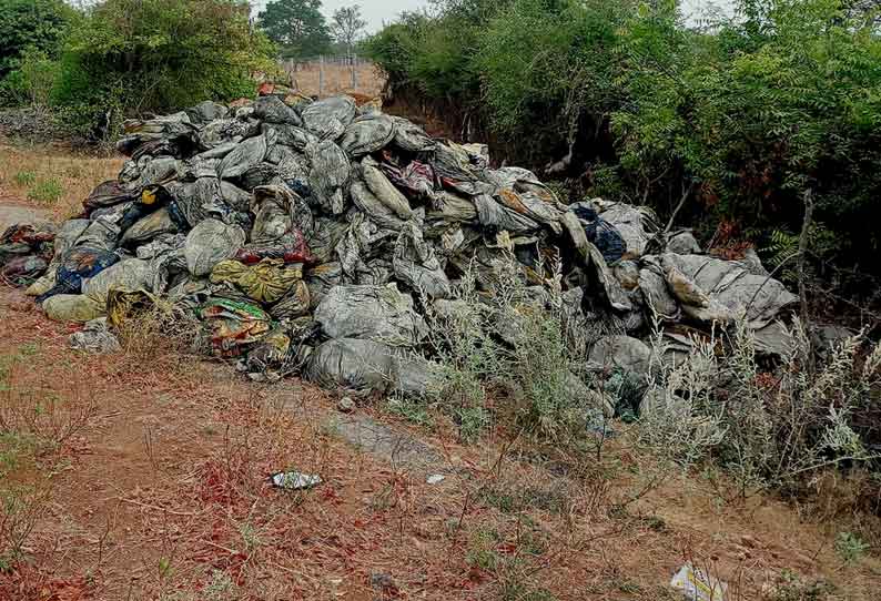 சாலையோரத்தில் குவிந்து கிடக்கும் ரசாயன கழிவு மூட்டையால் சுகாதார சீர்கேடு