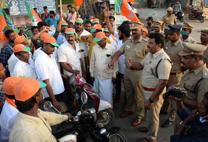 மோட்டார் சைக்கிளில் ஊர்வலம் செல்ல முயன்ற பா.ஜ.க.வினர். போலீசார் தடுத்து நிறுத்தினர்