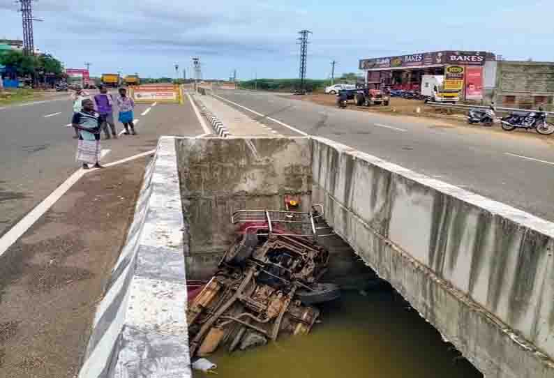 கால்வாய்க்குள் கார் பாய்ந்து மதுரை வாலிபர் பலி