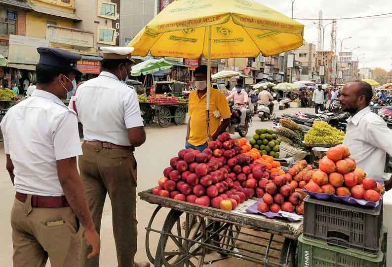 வேலூர் லாங்குபஜாரில் ஆக்கிரமிப்பு கடைகளை அகற்றிய போலீசார்