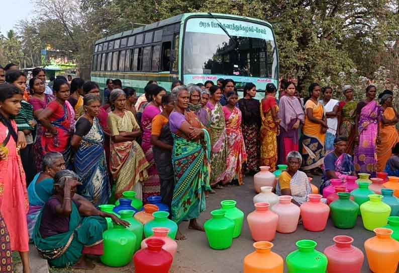 பஞ்சப்பள்ளி அருகே குடிநீர் கேட்டு காலிக்குடங்களுடன் பெண்கள் சாலை மறியல் 2 மணி நேரம் போக்குவரத்து பாதிப்பு