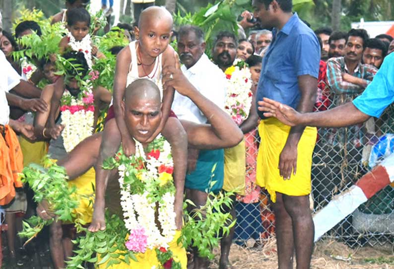 நல்லூர் மாரியம்மன் கோவில் திருவிழா பூக்குழி இறங்கி பக்தர்கள் நேர்த்திக்கடன்