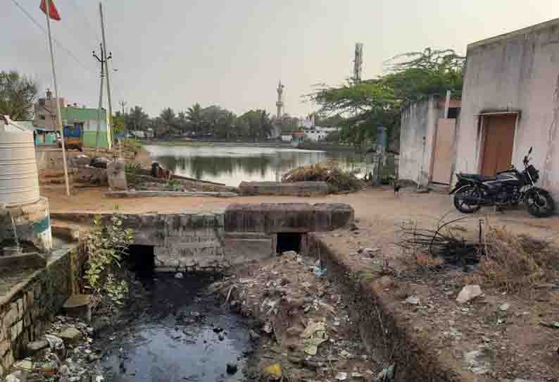 இலுப்பூர் கம்பர் குளத்தில் கழிவுநீர் கலக்கும் அவலம் நடவடிக்கை எடுக்க வலியுறுத்தல்