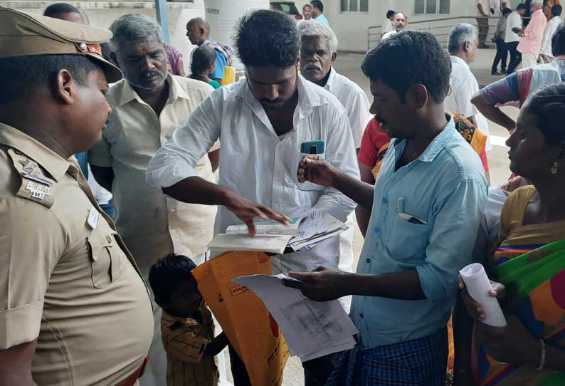 கலெக்டர் அலுவலகத்துக்கு பெட்ரோல் கேனுடன் வந்த குடும்பத்தினரால் பரபரப்பு