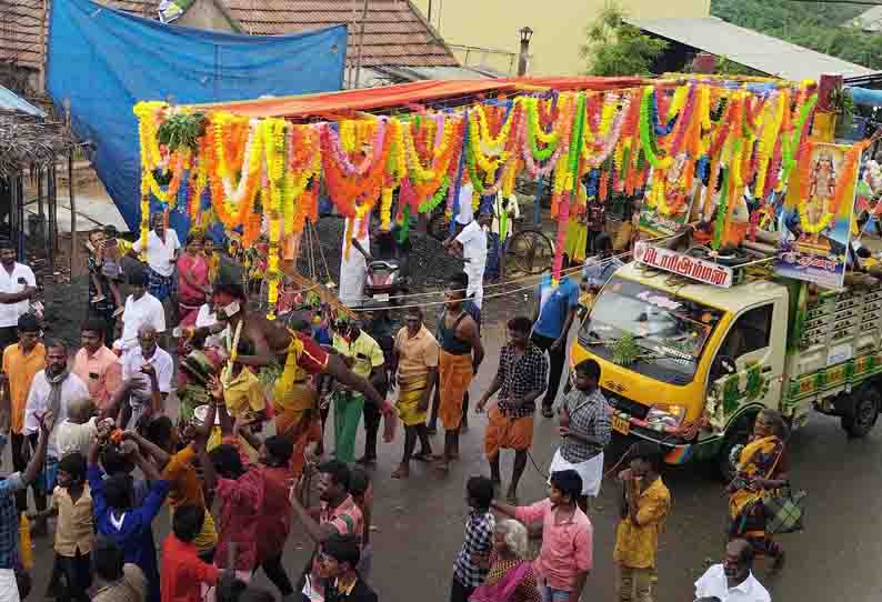 ஆதனக்கோட்டை முத்துமாரியம்மன் கோவில் திருவிழா: பறவைக்காவடி, பால்குடம் எடுத்து பக்தர்கள் நேர்த்திக்கடன்