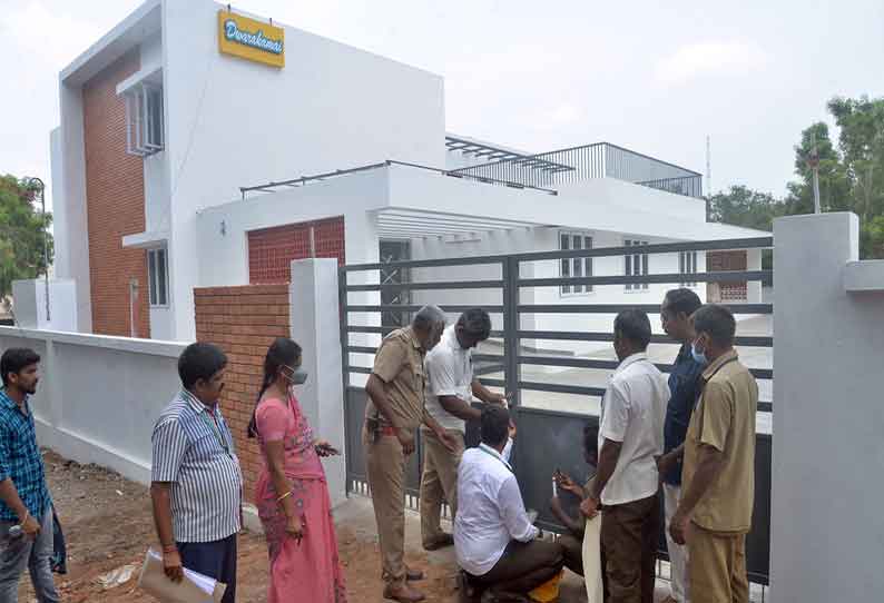 குடியிருப்புக்கு அனுமதி வாங்கி விட்டு நர்சரி பள்ளிக்கு சான்று கேட்டதால் கட்டிடத்துக்கு சீல் குடியிருப்புக்கு அனுமதி வாங்கி விட்டு நர்சரி பள்ளிக்கு சான்று கேட்டதால் கட்டிடத்துக்கு சீல்