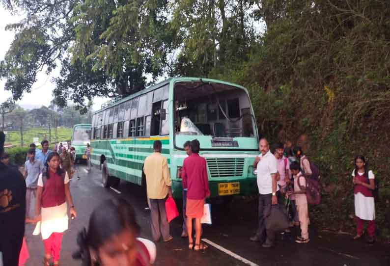 வால்பாறையில் ஓடும் பஸ்சில் முன்பக்க கண்ணாடி உடைந்ததால் பரபரப்பு