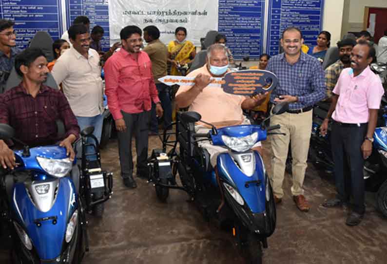 மாற்றுத்திறனாளி களுக்கு ஸ்கூட்டர்கள் மற்றும் ஸ்மார்ட் போன்களை கலெக்டர் சமீரன் வழங்கினார்