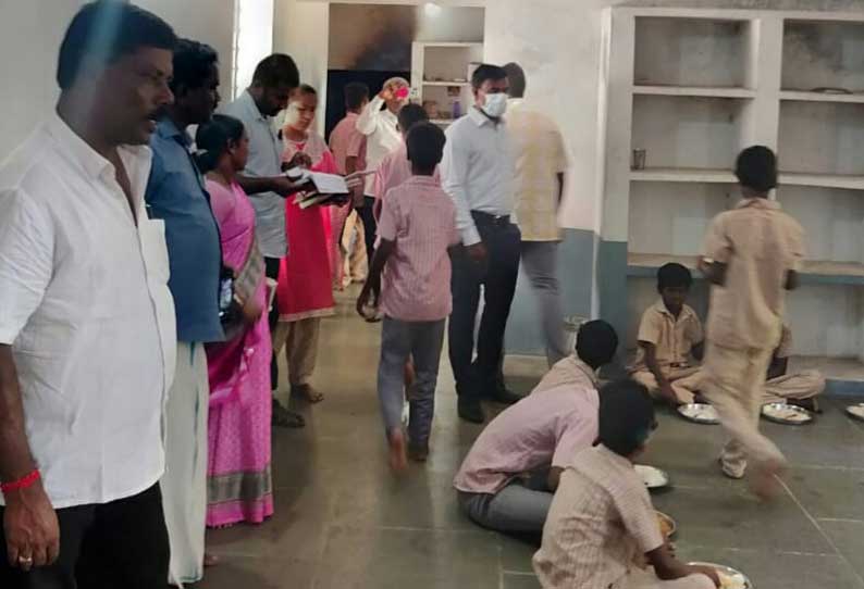 அரசு மாணவிகள் விடுதியில் அதிகாரி ஆய்வு