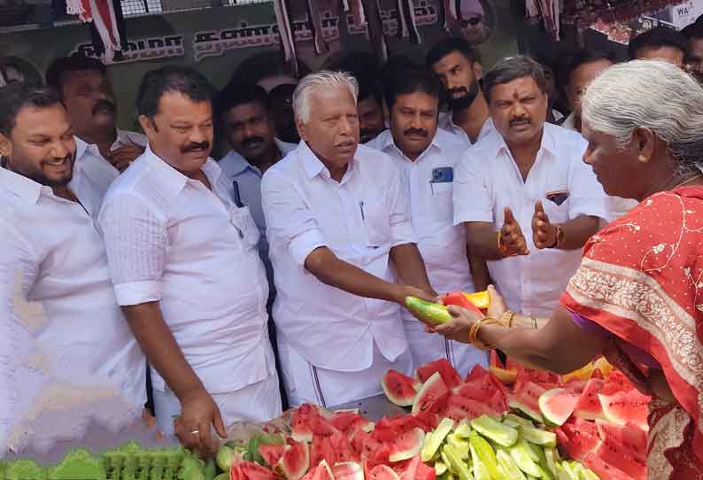 அதிமுக இளைஞர் இளம்பெண்கள் பாசறை சார்பில் ஓசூரில் தண்ணீர் பந்தல் கேபிமுனுசாமி எம்எல்ஏ திறந்து வைத்தா