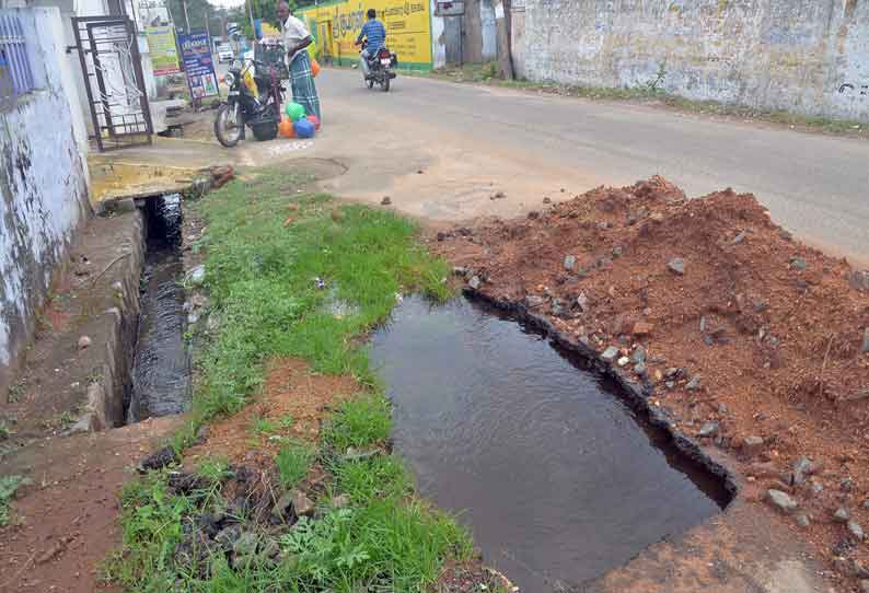 சூளேஸ்வரன்பட்டியில் குழி தோண்டினாங்க ஆனா இன்னும் சரிசெய்யல அதிகாரிகளின் அலட்சியத்தால் வீணாகும் குடிநீர்