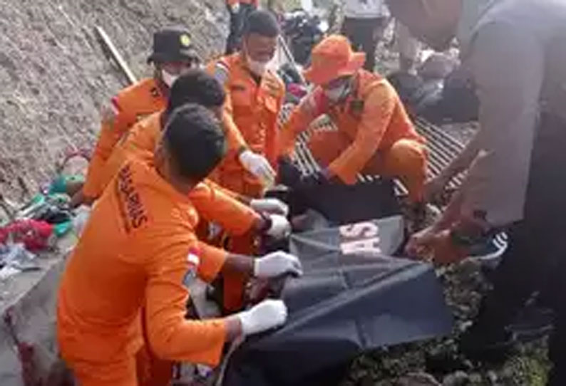 இந்தோனேசியாவில் டிரக் கவிழ்ந்து விபத்து- 17 பேர் உடல் நசுங்கி பலி