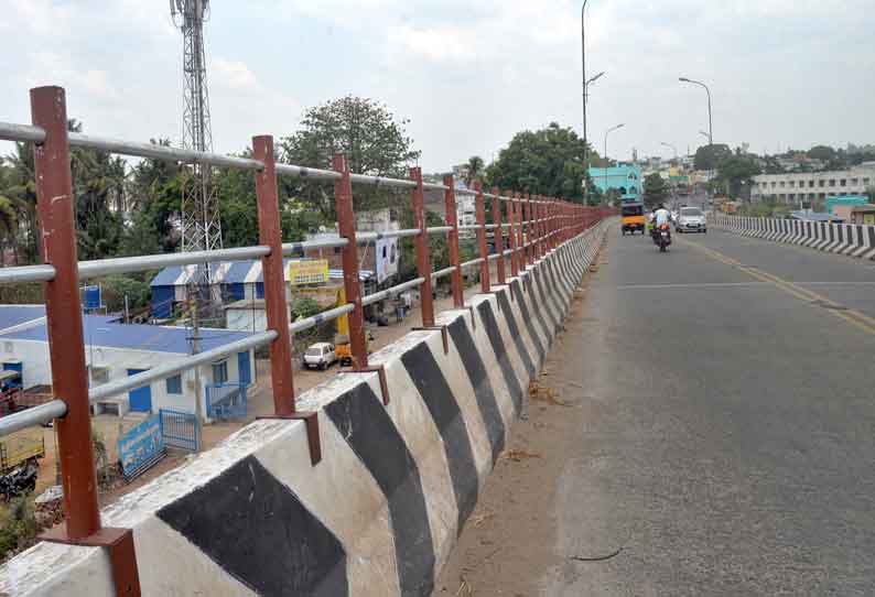 பொள்ளாச்சி கோட்டூர் ரோட்டில் தடுப்புகள் இல்லாத மேம்பாலத்தில் தடுமாறும் வாகனங்கள்