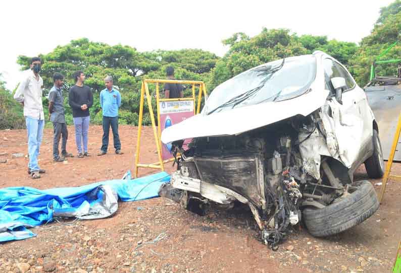 கோவையில் தடுப்புச்சுவரில் காா் மோதியதில் பீஸ்ட் படம் பார்க்க சென்ற விஜய் ரசிகர் பலி 3 பேர் படுகாயம்