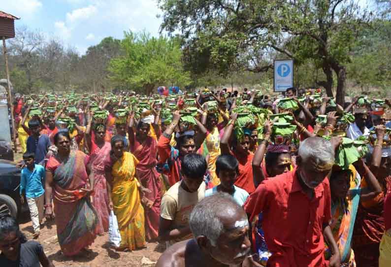 பக்தர்கள் பால்குடம் எடுத்து ஊர்வலம்