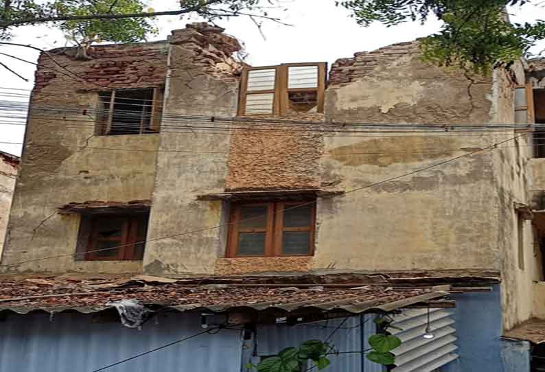 சிங்காநல்லூர் அடுக்குமாடி குடியிருப்பில் வீட்டின் மேற்கூரை இடிந்து விழுந்தது மூதாட்டி படுகாயம்