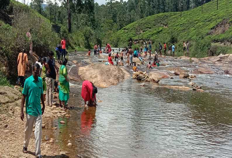 விடுமுறை காரணமாக வால்பாறையில் குவிந்த சுற்றுலா பயணிகள்