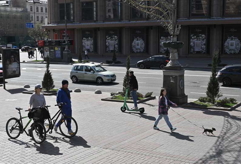 லைவ் அப்டேட்ஸ் உக்ரைன் போர்: புதின் அணு ஆயுதத்தை கையில் எடுக்கலாம் -ஜெலன்ஸ்கி எச்சரிக்கை