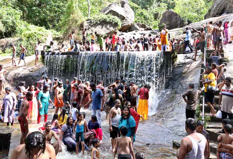 கோவை குற்றாலத்தில் குவிந்த சுற்றுலா பயணிகள்