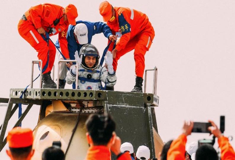 Cina akan mengirim kru stasiun luar angkasa berikutnya pada bulan Juni ||  China kirim 3 astronot ke stasiun luar angkasa