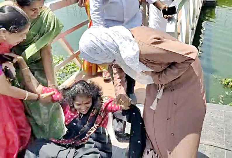 வாலாங்குளத்தில் ஆய்வுக்கு சென்றபோது வழுக்கி விழுந்த மாநகராட்சி பணிகள் குழு தலைவர்