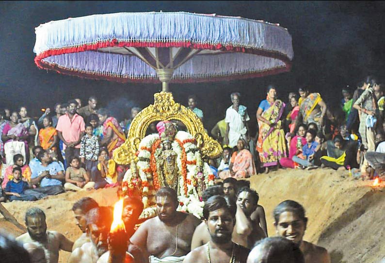 20 அடி ஆழ நடவாவி கிணறு மண்டபத்தில் எழுந்தருளிய காஞ்சீபுரம் வரதராஜ பெருமாள்