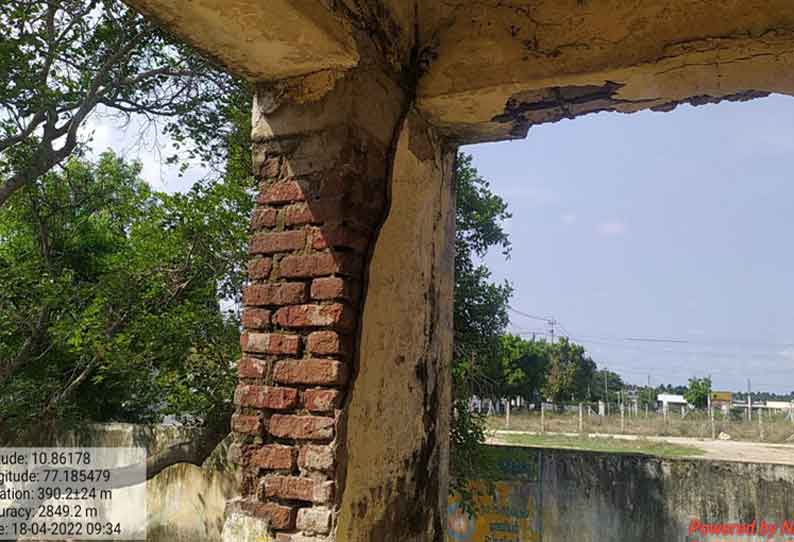 சுல்தான்பேட்டையில் பெய்த பலத்த மழை காரணமாக தோட்டக் கலைத் துறை அலுவலக நுழைவுவாயில் சுவர் இடித்து விழுந்தது. மேலும் கட்டிடம் பழுதானதால் ஊழியர்கள் அச்சம் அடைந்து உள்ளனர்