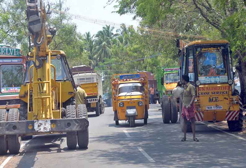 பொள்ளாச்சி நேதாஜி ரோட்டின் இருபுறமும் விதிகளை மீறி வாகனங்களை நிறுத்துவதால் போக்குவரத்து நெரிசல் ஏற்படுகிறது