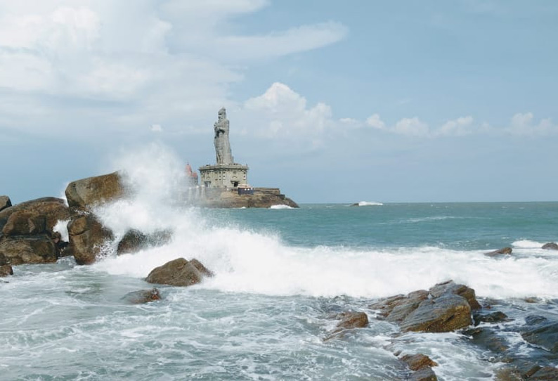 கன்னியாகுமரியில் பயங்கர கடல் சீற்றம்; சுற்றுலாப் பயணிகள் கடலில் குளிக்க தடை