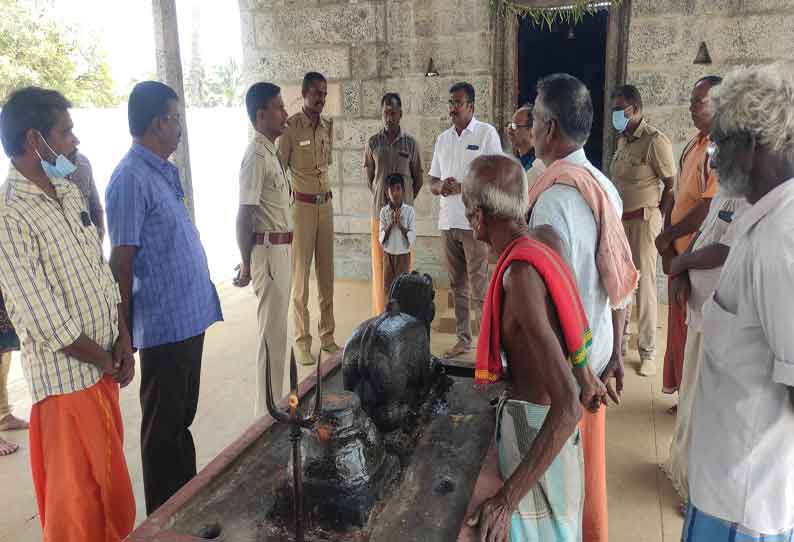 கிணத்துக்கடவு அருகே கோவில் பூட்டை உடைத்து அம்மன் சிலையின் கழுத்தில் கிடந்த தங்க நகை திருட்டு கிணத்துக்கடவு அருகே கோவில் பூட்டை உடைத்து அம்மன் சிலையின் கழுத்தில் கிடந்த தங்க நகை திருட்டு