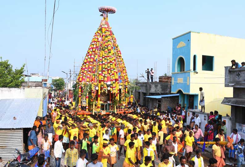 திருக்கோவிலூர் அருகே  திரவுபதியம்மன் கோவில் தேரை தோளில் சுமந்து வலம் வந்த பக்தர்கள் ஆயிரக்கணக்கானவர்கள் தரிசனம் செய்தனர்