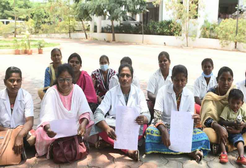 கோவை கலெக்டர் அலுவலகத்தில் நர்சுகள் தரையில் அமர்ந்துதர்ணா போராட்டத்தில் ஈடுபட்டனர் கோவை கலெக்டர் அலுவலகத்தில் நர்சுகள் தரையில் அமர்ந்துதர்ணா போராட்டத்தில் ஈடுபட்டனர்