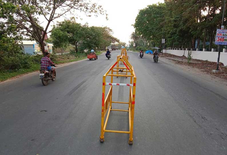 புதுச்சேரி-கடலூர் சாலையின் நடுவே இரும்பு தடுப்புகள்