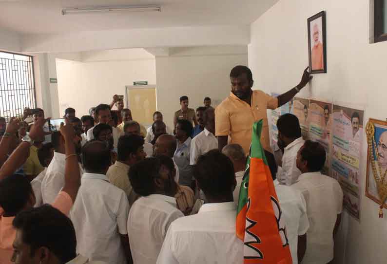 பிரதமர் மோடி உருவப்படம் வைக்கப்பட்டது