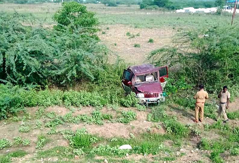 சாத்தூர் அருகே கட்டுப்பாட்டை இழந்த கார் பள்ளத்தில் கவிழ்ந்ததில் 3 வயது குழந்தை பலி..!